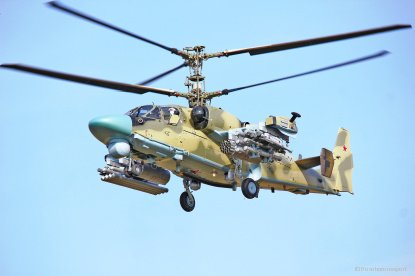 러시아군의 Ka-52 공격 헬기. 로터 2개를 엮은 동축반전식이며, 테일 로터가 없다. Rosboronexport