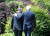 정의선 현대차그룹 회장과 방한 중인 조 바이든 미국 대통령이 22일 오전 서울 용산구 그랜드 하얏트 호텔에서 면담한 뒤 되돌아가며 이야기를 나누고 있다. [사진 현대차그룹]