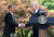 바이든 미국 대통령 연설을 마친 뒤 정 회장과 악수를 하고 있다. 연합뉴스