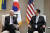 윤석열 대통령과 조 바이든 미국 대통령이 21일 용산 대통령실에서 소인수 정상회담을 하고 있다. 대통령실 