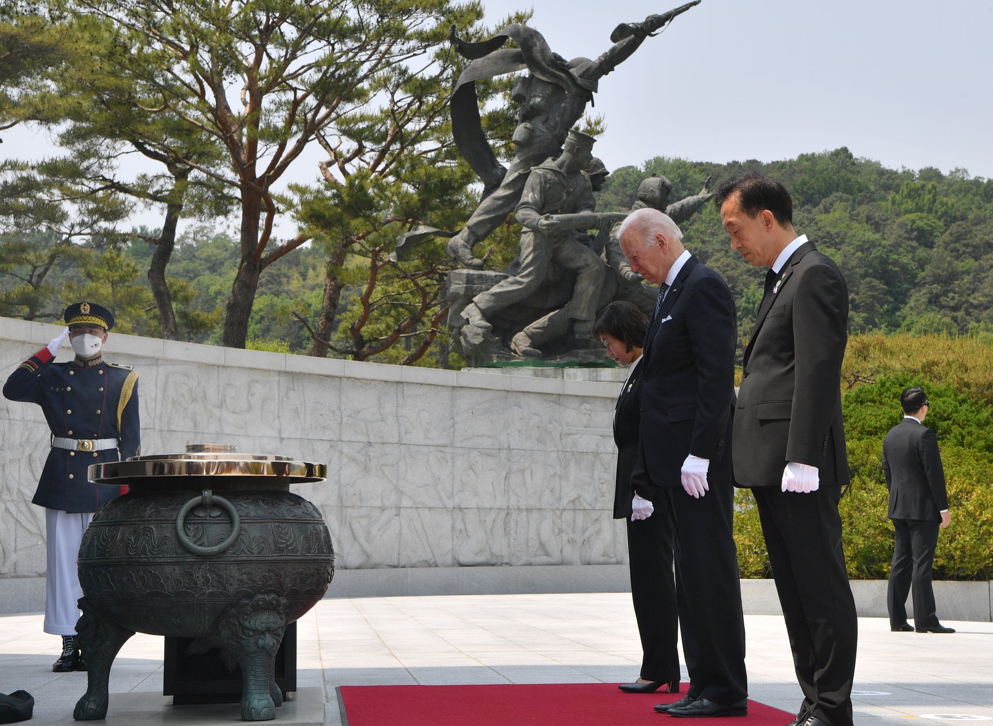 조 바이든 미국 대통령이 21일 오후 서울 동작구 국립현충원 현충탑에 묵념하고 있다.사진공동취재단지.〉