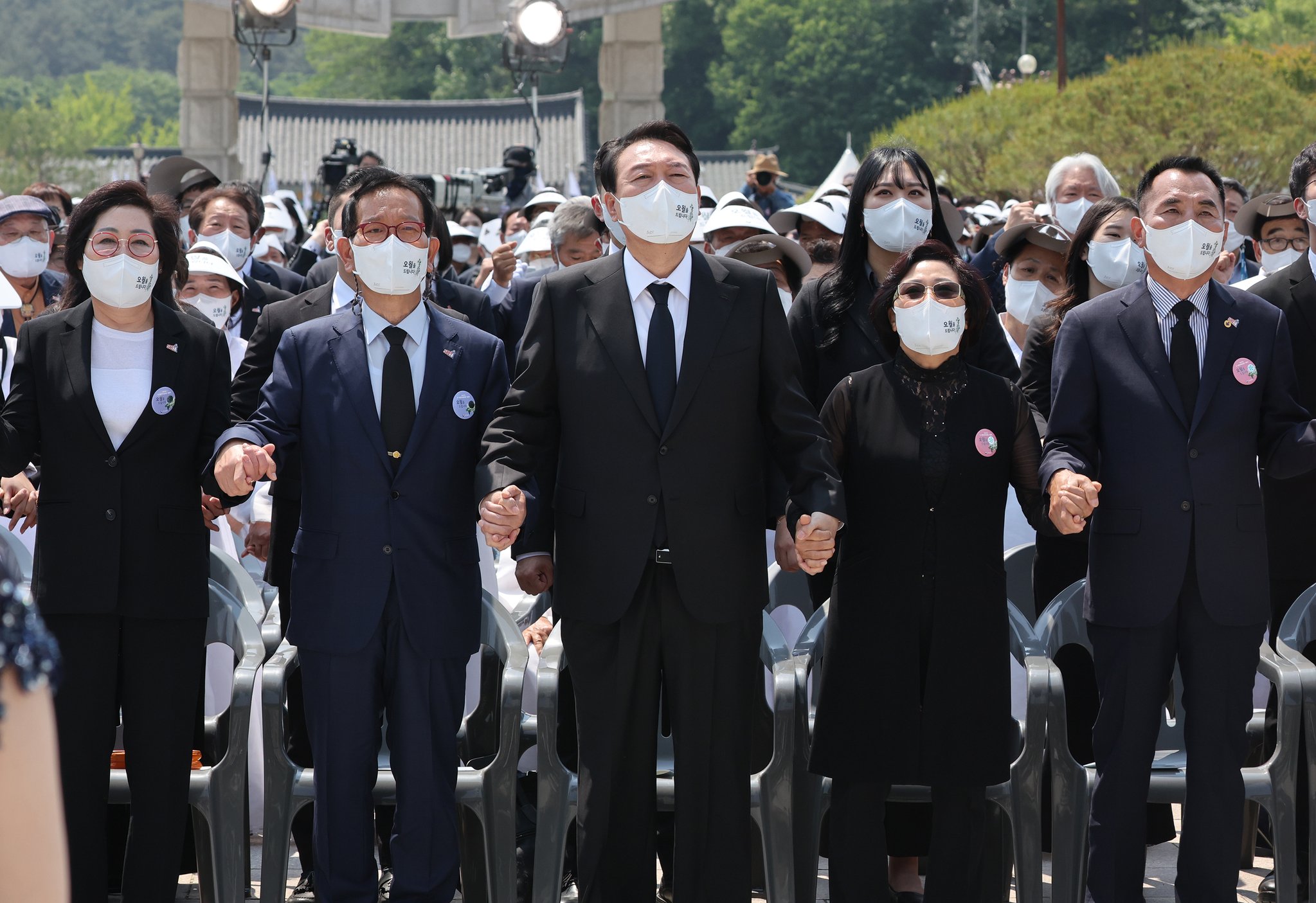 윤석열 대통령이 18일 제42주년 5·18 광주민주화운동 기념식에 참석, '님을 위한 행진곡'을 제창하고 있다. 연합뉴스