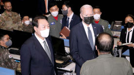 [속보] 尹대통령·바이든, 오산 공군기지서 '엄지척 작별인사'