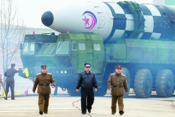 지난 4월 김정은 북한 국무위원장이 직접 ICBM 발사 명령을 하달하고 현장에 참관해 발사 전과정을 지도했다고 노동신문이 전했다. 뉴스1