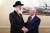 박옥수 목사(오른쪽)는 이스라엘의 최고 랍비인 요나 메츠거와 만나 성경을 기반으로 한 청소년 교육에 대해 논의했다.