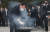 지난해 11월 11일 당시 윤석열 국민의힘 대선 후보가 경남 김해시 봉하마을을 방문해 고 노무현 전 대통령 묘소에서 헌화하고 있다. 송봉근 기자
