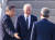 조 바이든 미국 대통령이 20일 경기도 오산 미 공군기지에 전용기인 에어포스원을 타고 도착해 박진 외교부 장관(왼쪽)의 영접을 받고 있다.