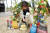 20일 오후 부산의 파라다이스호텔 정원에서 한 고객이 반려견에게 간식을 주고 있다. [사진 파라다이스호텔 부산] 