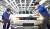 현대차 울산공장 내 전기차 ‘아이오닉 5’ 생산라인에서 현장 근로자가 차를 점검하고 있다. [사진 현대차]