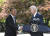 조 바이든 미국 대통령과 정의선 현대차 회장이 22일 오전 그랜드 하얏트 서울 호텔에서 환담에 앞서 악수를 나누고 있다. [사진 현대자동차그룹]
