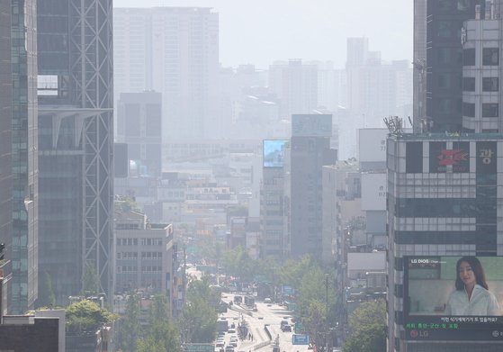 지난 1일 오전 서울 종로 일대가 미세먼지로 뿌옇게 보인다. 연합뉴스