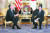 조 바이든 미국 대통령과 기시다 후미오(岸田文雄) 일본 총리가 23일 도쿄 영빈관에서 정상회담을 하면서 환하게 웃고 있다. [EPA=연합뉴스]