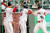  2019년 구원왕 출신인 하재훈(오른쪽)이 24일 인천 SSG 랜더스필드에서 열린 롯데 자이언츠전에서 타자 재전향 후 첫 홈런을 터트린 뒤 홈에서 동료들과 기쁨을 나누고 있다. [연합뉴스]