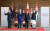 미국·일본·호주·인도로 구성된 쿼드(Quad) 정상회의가 24일 일본 도쿄 총리관저에서 열렸다. 앤서니 앨버니지 호주 총리(왼쪽부터)와 조 바이든 미국 대통령, 기시다 후미오 일본 총리, 나렌드라 모디 인도 총리가 기념 촬영 때 손을 흔드는 모습. [교도=연합뉴스]