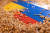 우크라이나와 러시아 국기 위에 곡물이 쏟아져 있다. 러시아가 흑해를 장악하면서 우크라이나의 곡물 수출길이 막혀 세계 식량 위기가 고조되고 있다. 로이터=연합뉴스