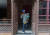 24일(현지시간) 네팔 카트만두에서 도르 바하두르 카판지가 기네스 세계 기록 인증서를 받기 위해 형에게 안겨 수령하는 곳으로 나오고 있다. [AP=연합뉴스]