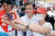 김태흠 국민의힘 충남지사 후보가 25일 오후 충남 서산시 로데오거리를 방문, 유권자들과 반갑게 기념촬영고 있다.김성태