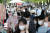 23일 오후 서울 동작구 중앙대학교에서 봄 대동제 시작을 맞아 열린 플리마켓(벼룩시장)이 학생들로 북적이고 있다. 뉴스1