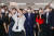 윤석열 대통령이 26일 정부세종청사에서 경제조정실 직원들을 격려한 뒤 스마트폰 셀카를 찍고 있다. [대통령실사진기자단]