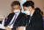 2020년 2월 23일 서울 중구 커뮤니티하우스 마실에서 열린 ‘시대전환’ 창당대회에 참석한 시대전환 조정훈(왼쪽)·이원재 공동대표가 대화를 나누고 있다. / 사진:연합뉴스