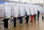 27일 인천국제공항에서 시민들이 해외로 출국 전 사전투표를 하고 있다. 뉴시스