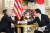 조 바이든(왼쪽) 미국 대통령과 기시다 후미오 일본 총리가 지난 23일 오전 일본 도쿄 소재 영빈관에서 열린 정상회담에서 악수하고 있다. 연합뉴스