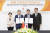 유정준 SK E&S 부회장(오른쪽)과 리 야란 베이 징가스그룹 이사장(왼쪽) 등 양사 관계자들이 25일 대구세계가스총회에서 ‘전략적 협력 계약’을 체결한 뒤 기념촬영을 했다. [사진 SK E&S]