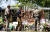27일(현지시간) 미국 텍사스주 유밸디 롭 초등학교 앞에 조화가 놓여있다. [신화=연합뉴스]