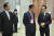 윤증현 전 기획재정부 장관이 2010년 11월 11일 국립중앙박물관에서 열린 G20 정상회의 만찬 리셉션장에서 이명박 전 대통령과 대화하고 있다. 왼쪽은 홍상표 전 대통령실 홍보수석비서관. / 사진:청와대사진기자단