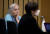 2018년 6월 남편을 살해한 혐의로 기소된 로맨스 작가 낸시 크램튼 브로피(왼쪽)가 4일(현지시간) 미국 오리건주 포틀랜드의 법정에서 재판을 지켜보고 있다. AP=연합뉴스