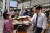 민주당 양승조 충남지사 후보가 28일 전통시장에서 상인과 만나 대화를 나누고 있다. [사진 양승조 캠프]