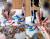  경북 포항의 한 수산물 시장 근무자로 추정되는 외국인노동자가 맨발(빨간원)로 마른오징어를 펴는 작업을 하고 있다. [틱톡 캡처]