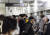28일 샛강역 신림선 승강장에서 승객들이 열차를 기다리고 있다. 김현동 기자