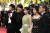 영화 '브로커'의 주연 강동원(왼쪽부터), 송강호, 이지은, 이주영, 고레에다 히로카즈 감독이 28일(현지 시간) 제75회 칸국제영화제 폐막식 레드카펫에 들어서고 있다. [로이터=연합뉴스]