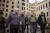 볼로디미르 젤렌스키 우크라이나 대통령이 이고르 테레코프 하르키우 시장과 함께 시내의 파괴된 건물을 둘러보며 이야기를 나누고 있다. [EPA=연합뉴스]