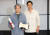 영화 '헤어질 결심'으로 칸 국제영화제 경쟁부문에서 감독상을 수상한 박찬욱(왼쪽) 감독이 30일 오후 인천국제공항 제2여객터미널을 통해 귀국해 박해일과 포즈를 취하고 있다. 뉴시스