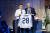 정몽원 한라그룹 회장이 29일 핀란드 탐페레에서 열린 IIHF 명예의 전당 세레모니에서 한국 대표팀 유니폼을 착용하기에 앞서 뤼크 타르디프 IIHF 회장과 사진 촬영을 하고 있다. [사진 한라그룹]