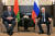 푸틴 대통령(오른쪽)이 루카센코 대통령과 지난 23일 정상회담을 하고 있다. AP=연합뉴스 