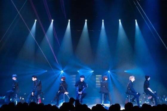 14일 '케이콘(KCON)2022 프리미어 인 도쿄' 콘서트에서 아이돌 그룹 INI가 공연을 하고 있다. [사진 CJ ENM]