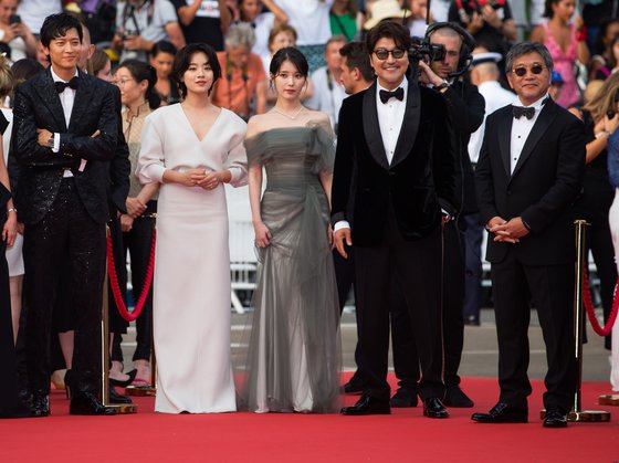한국배우 최초로 칸 영화제에서 남우주연상을 수상한 배우 송강호(오른쪽에서 두번째) 등 영화 '브로커' 출연진. cj enm이 투자, 배급한 영화다. 뉴스1