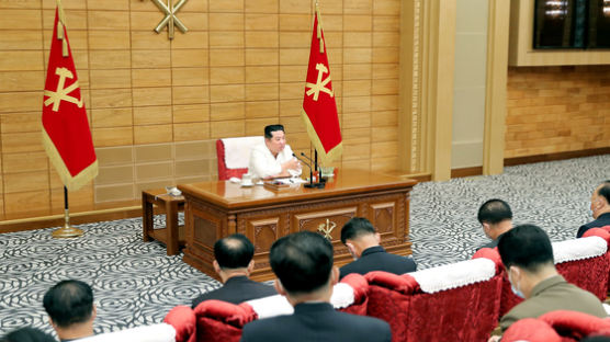[사진] 김정은, 정치국 협의회 소집