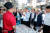 리커창 중국 총리가 2020년 산둥성 옌타이의 한 시장을 방문해 상인과 이야기를 나누고 있다. [중국 바이두 캡처]
