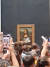 지난 29일(현지시간) 할머니로 분장한 남성이 프랑스 파리 루브르 박물관에 전시 중인 레오나르도 다빈치의 작품 ‘모나리자’에 케이크를 던졌다. 로이터=연합뉴스 