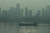 중국 후베이성 우한시를 흐르는 양쯔강을 따라 배가 운항하고 있다. AFP=연합
