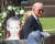 조 바이든 미국 대통령과 질 바이든 여사가 총격 참사가 벌어진 텍사스 유밸디의 초등학교를 찾아 희생자들을 추모하고 있다.[EPA=연합뉴스]