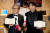 박찬욱 감독(왼쪽)과 배우 송강호가 지난 28일(현지시간) 프랑스 칸 팔레 데 페스티벌(Palais des Festivals)에서 열린 '제75회 칸 국제영화제' 폐막식에 참석해 트로피와 함께 포즈를 취하고 있다. 뉴스1