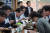 윤석열 대통령이 지난 24일 대구 엑스코에서 열린 2022 대구세계가스총회(WGC)에 참석한 뒤 대구 중구 근대골목 인근 한 식당에서 참모진과 식사를 하고 있는 모습. [연합뉴스]