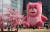지난달 5일 서울 송파구 잠실 롯데월드타워 앞 잔디광장에 설치된 '벨리곰' 초대형 인형 앞에서 시민들이 기념사진을 찍고 있다. 뉴스1