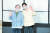 칸 국제영화제에서 감독상을 수상한 박찬욱 감독과 배우 박해일(왼쪽부터)이 같은 날 인천국제공항을 통해 귀국했다. 우상조 기자