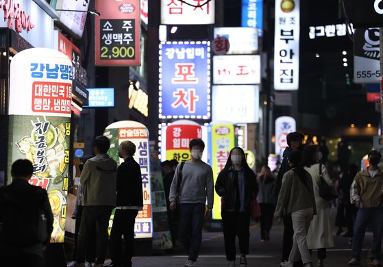사회적 거리두기가 해제된 지난달 29일 서울 강남역 인근 거리가 붐비고 있다. 연합뉴스